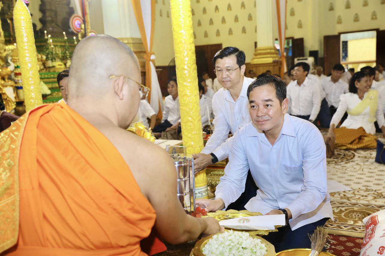 អភិបាលខេត្តកំពង់ចាម អញ្ជើញប្រគេនទេយ្យទាន និងទៀនព្រះវស្សាដល់វត្តចំនួនបួនក្នុងក្រុងកំពង់ចាម