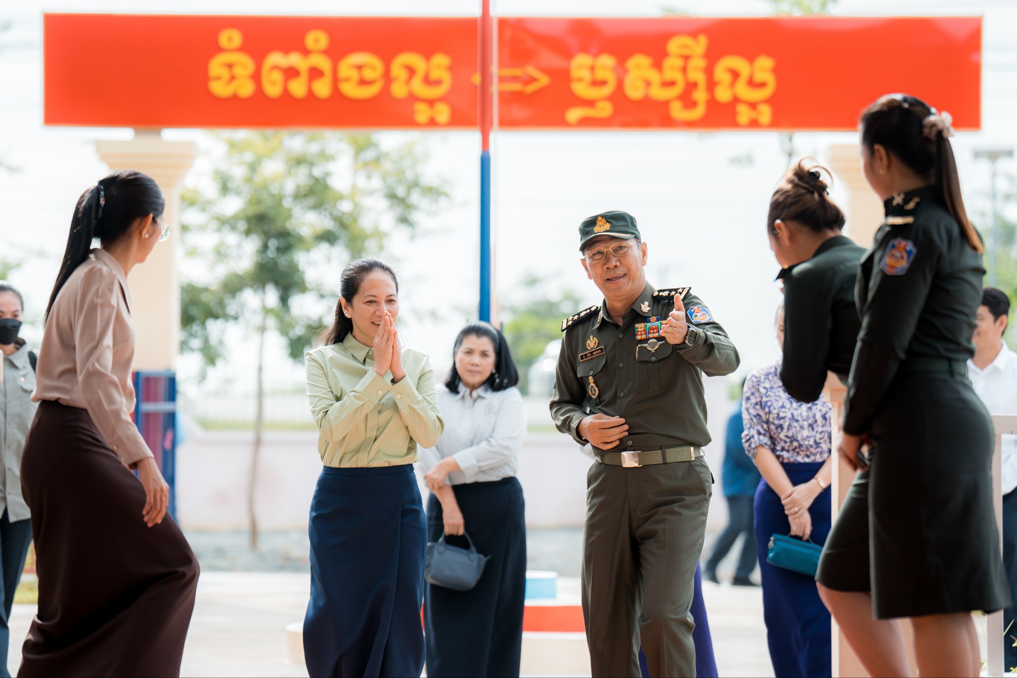 លោកជំទាវបណ្ឌិត ពេជ ចន្ទមុន្នី អញ្ជើញសួរសុខទុក្ខលោកគ្រូអ្នកគ្រូនិងកូនៗនៅសាលាមតេយ្យ ពេជ ចន្ទមុន្នី ហ៊ុនម៉ាណែត