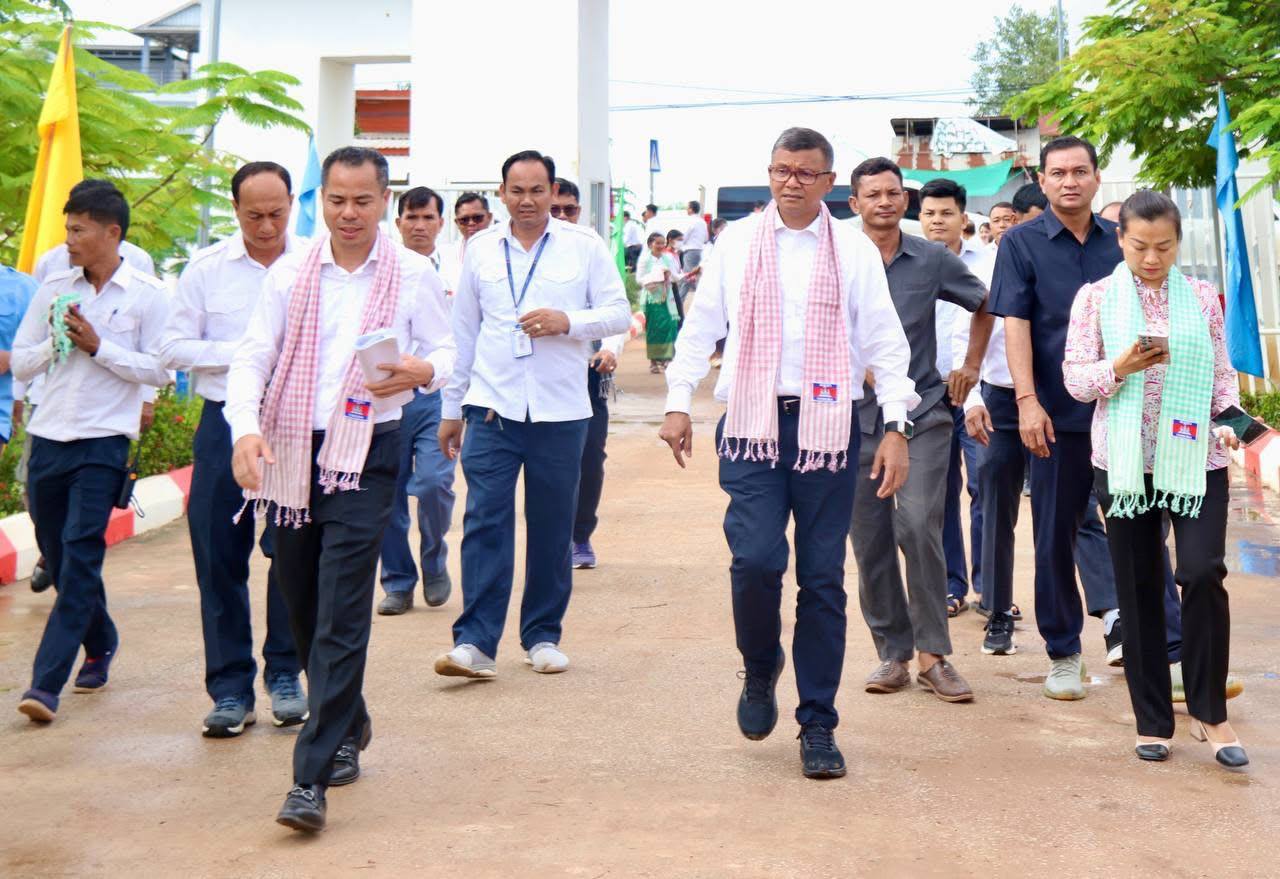 រដ្ឋមន្ត្រីអប់រំ ចុះសួរសុខទុក្ខសិស្ស គ្រូនៅវិទ្យាល័យបន្ទាយអំពិល ខេត្តឧត្ដរមានជ័យ ដែលកំពុងមានការផ្ទុះអាវុធរវាងកងទ័ពថៃ និងកម្ពុជា