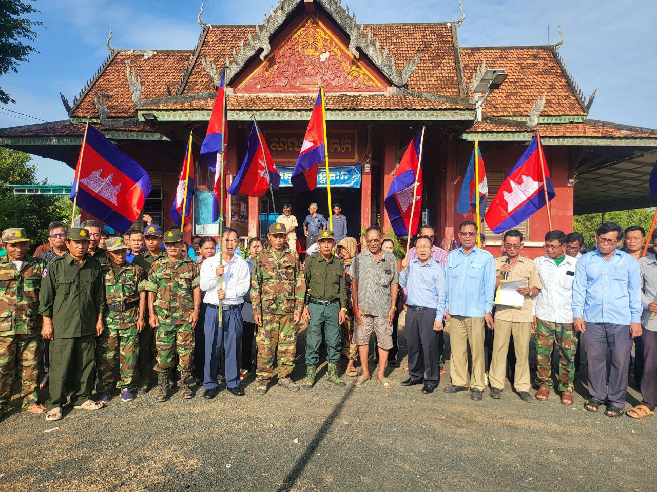 ក្រុមការងារចុះមូលដ្ឋានខេត្តត្បូងឃ្មុំ រួមជាមួយប្រជាពលរដ្ឋ ប្រកាសគាំទ្រយ៉ាងខ្លាំងក្លា ដល់រាជរដ្ឋាភិបាល និងដល់វីរកងទ័ពជួរមុខ ដែលកំពុងប្រយុទ្ធ ជាមួយចោរសៀម