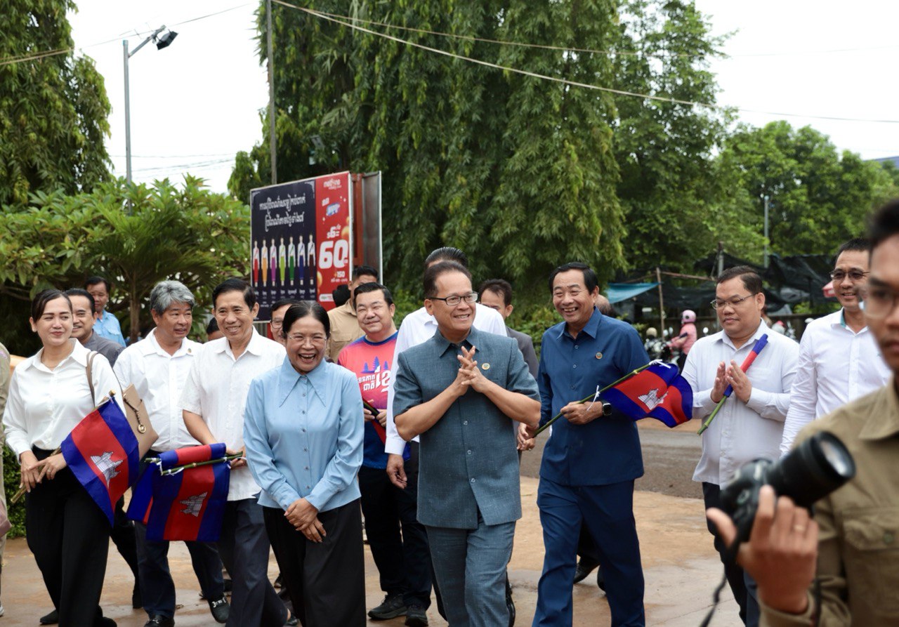 ប្រជាជនស្រុកអូររាំងឪប្រកាសគាំទ្រយ៉ាងពេញទំហឹងលើការដឹកនាំរបស់សម្តេចធិបតី ហ៊ុន ម៉ាណែត ក្នុងការការពារបូរណភាពទឹកដី និង វរ:កងទ័ពជួរមុខកម្ពុជា