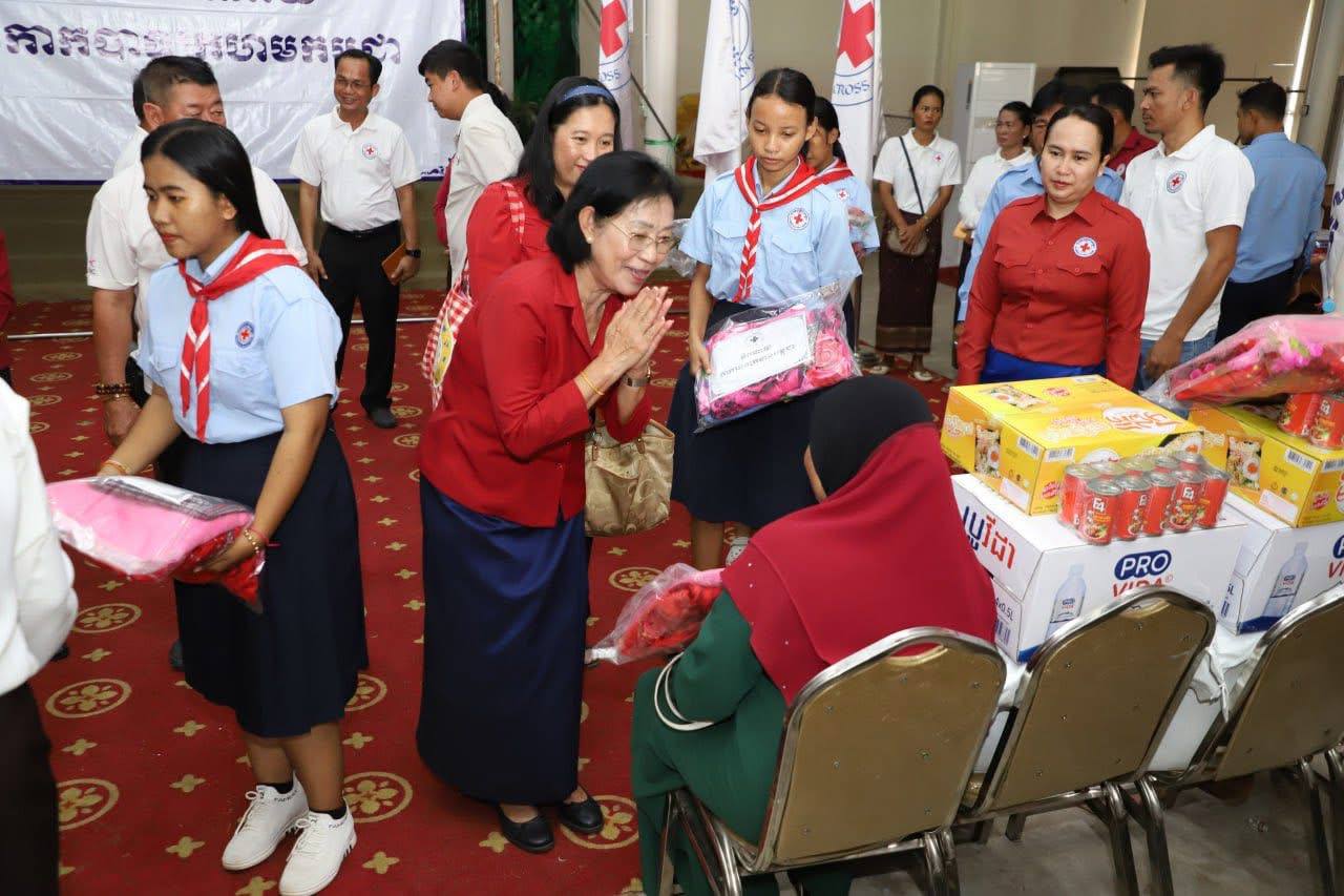 កាកបាទក្រហមកម្ពុជា បន្តផ្តល់អំណោយមនុស្សធម៌ជូនពលរដ្ឋរងគ្រោះដោយខ្យល់កន្ត្រាក់ ១០១គ្រួសារទៀតនៅខេត្តកោះកុង