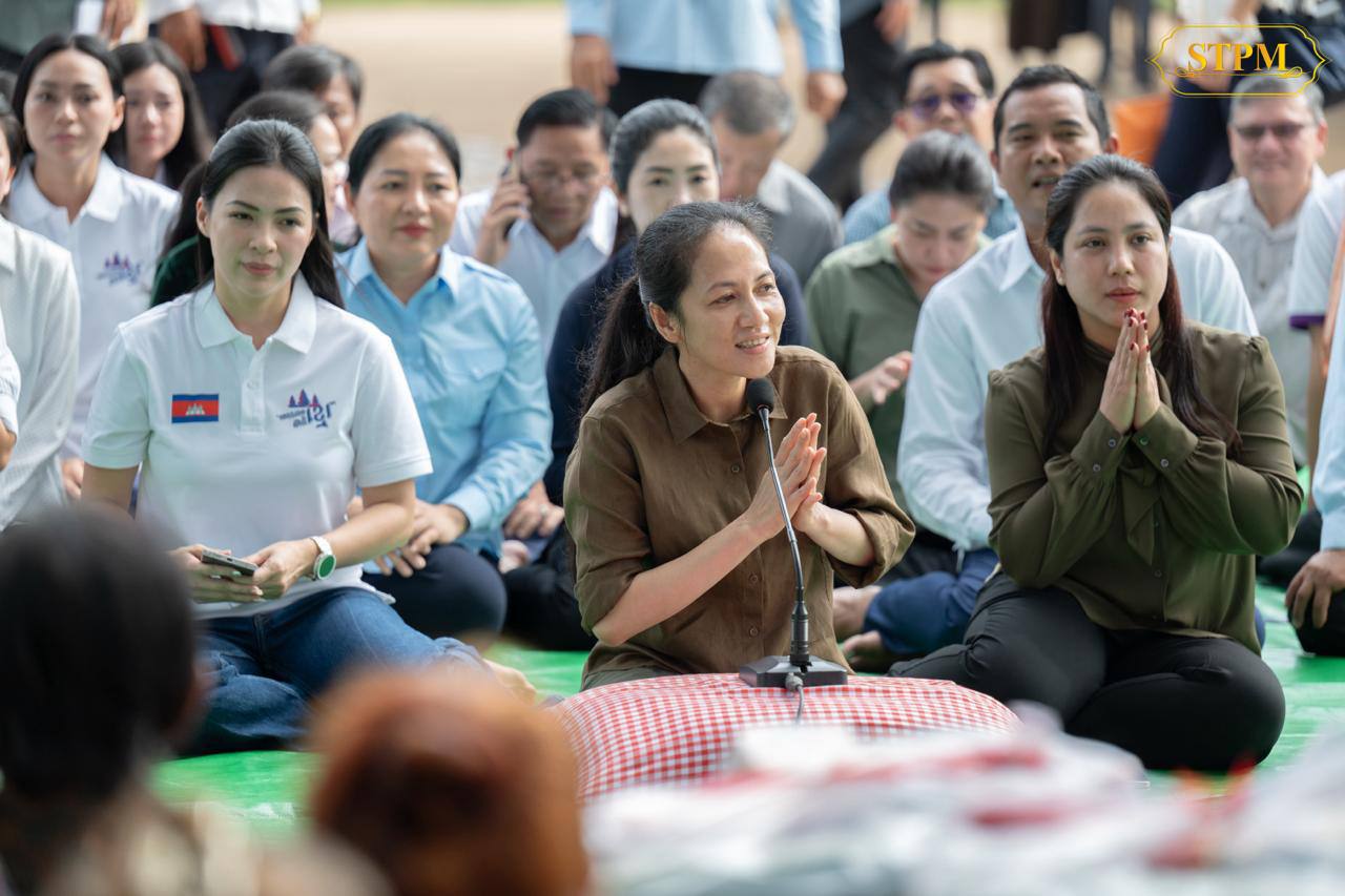 លោកជំទាវបណ្ឌិត ពេជ ចន្ទមុន្នី ហ៊ុនម៉ាណែត នាំយកស្បៀងអាហារ របស់ប្រើប្រាសចាំបាច់ ចែកជូនដល់ពលរដ្ឋដែលកំពុងភៀសសឹក ពីតំបន់មានជម្លោះព្រំដែនកម្ពុជា-ថៃ នៅក្នុងជំរំសុវត្ថិភាព