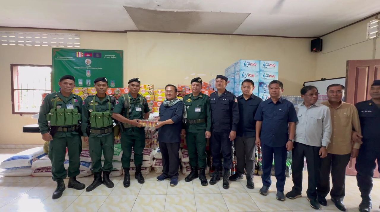 អំណោយសប្បុរសជនតាមរយ:អាជ្ញាធរខេត្តបាត់ដំបង ត្រូវបាននាំយកទៅដល់គោលដៅ