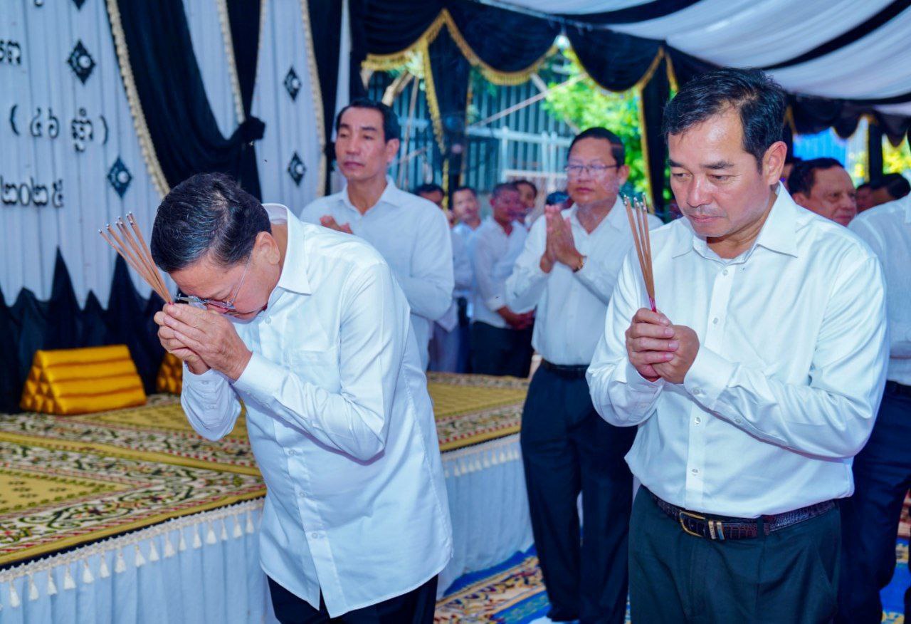 ឯកឧត្តមសន្តិបណ្ឌិត នេត សាវឿន អញ្ជើញគោរពវិញ្ញាណក្ខន្ធសពវីរៈកងទ័ព លោក អនុសេនីយ៍ត្រី ភាព សោភ័ណ ដែលបានពលីជីវិតក្នុងសង្គ្រាមសមរភូមិមុខ នៅស្រុកស្ទឹងត្រង់