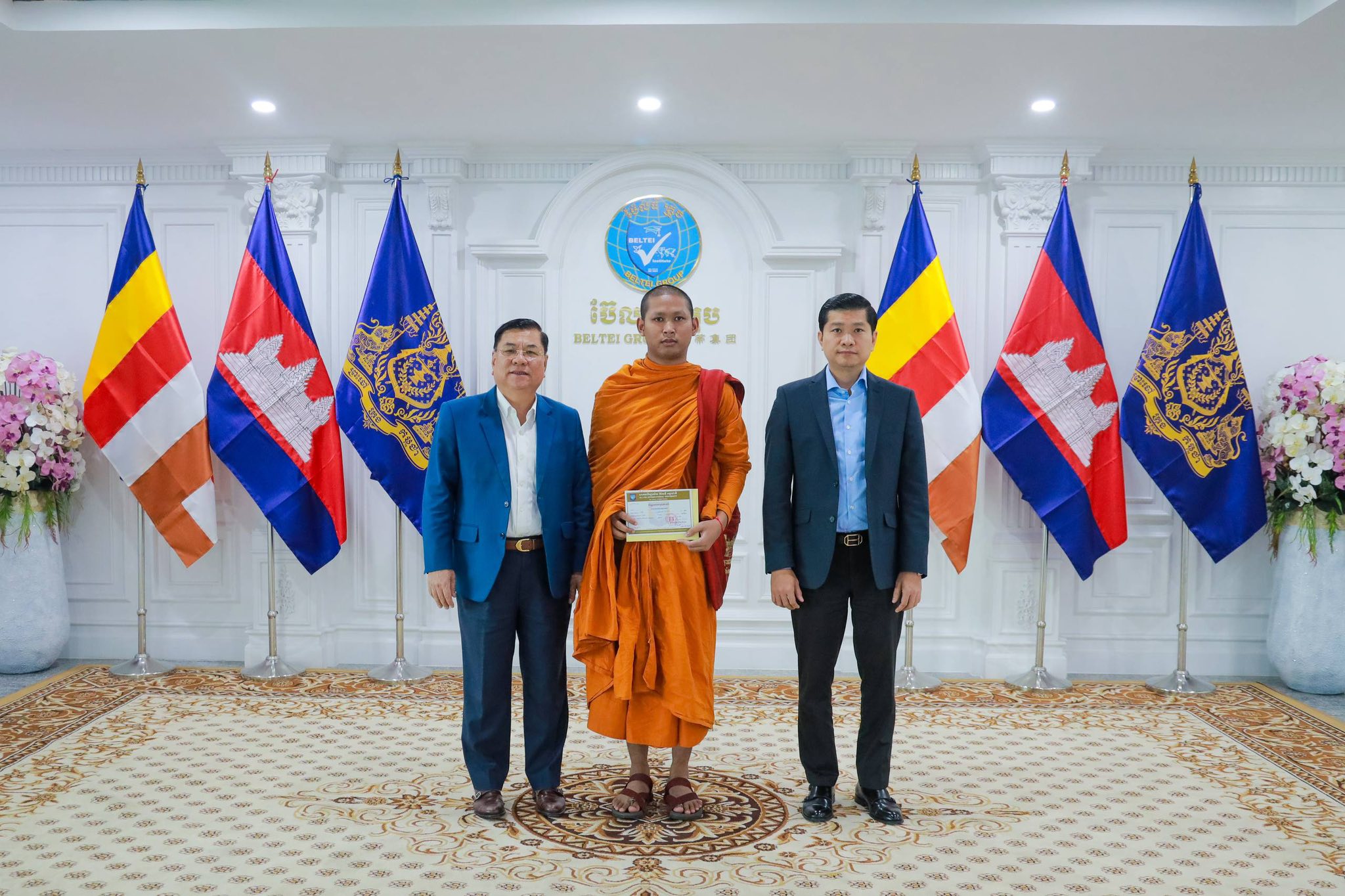 និស្សិត រិ ពិសី ដែលនិមន្តវិលត្រឡប់មកពីប្រទេសថៃ ទទួលបានអារូបករណ៍សម្តេចតេជោ ហ៊ុន សែន ពីឯកឧត្តមបណ្ឌិត លី ឆេង១០០%