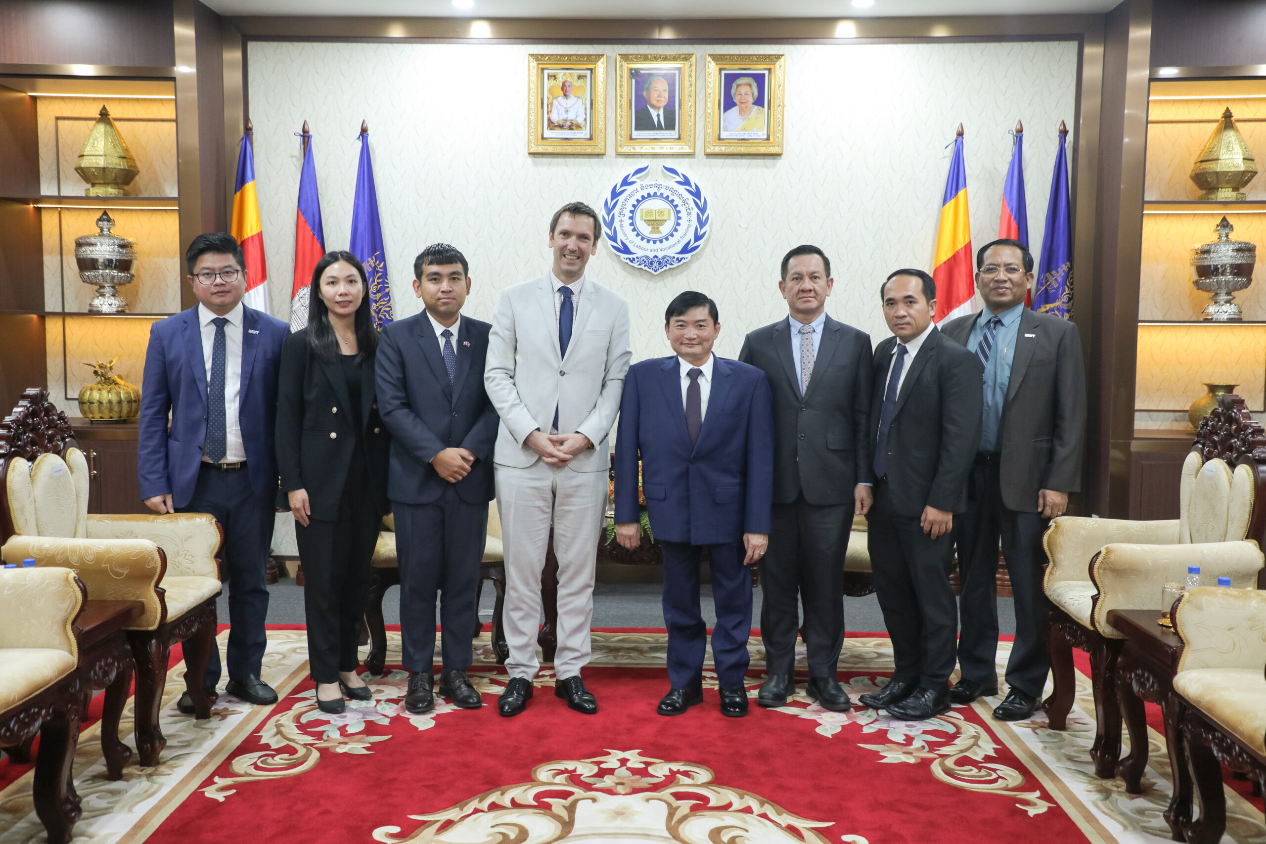 ឯកអគ្គរាជទូតចក្រភពអង់គ្លេស ផ្តល់កិច្ចសហការគាំទ្រលើវិស័យអប់រំបណ្ដុះបណ្ដាលបច្ចេកទេស និងវិជ្ជាជីវៈនៅកម្ពុជា