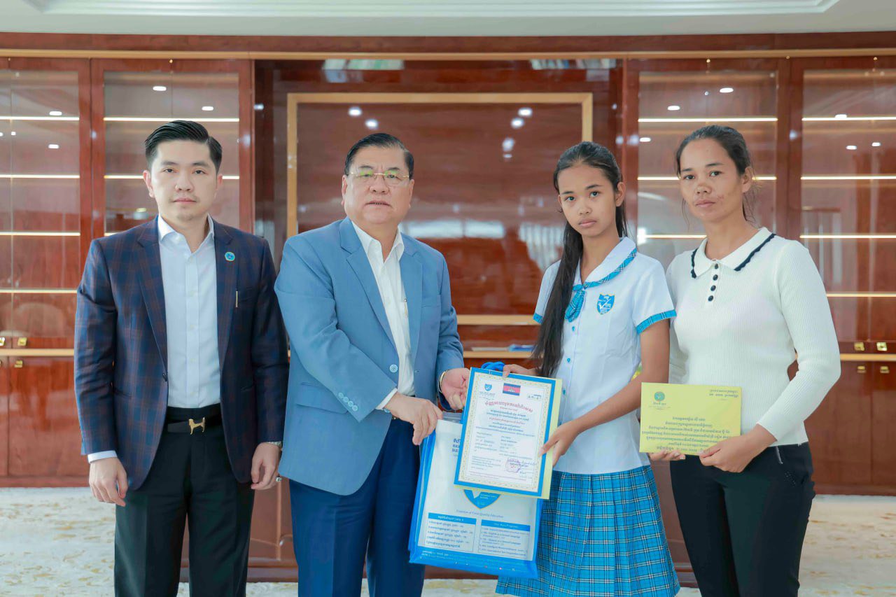 “ក្មួយស្រី មាស សម្ភស្ស កូនស្រីបង្កើតរបស់វីរយុទ្ធជនពលី បានទទួលអាហារូបករណ៍ពិសេស ១០០% សិក្សារយៈពេល ១២ឆ្នាំ របស់ សម្តេចមហាបវរធិបតី នាយករដ្ឋមន្ត្រី និង លោកជំទាវបណ្ឌិត មកសិក្សានៅ សាលា ប៊ែលធី អន្តរជាតិ”