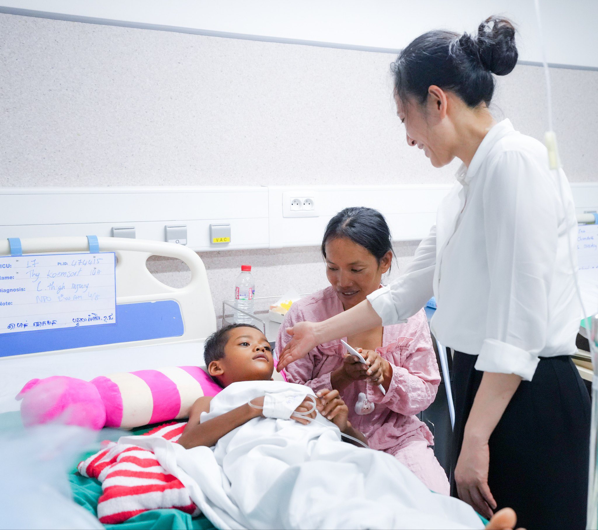 លោកជំទាវ ពេជ្រ ច័ន្ទមុន្នី  លើកទឹកចិត្តក្មេងរបួសបែកឆ្អឹងត្រគៀក កុំអស់សង្ឃឹម