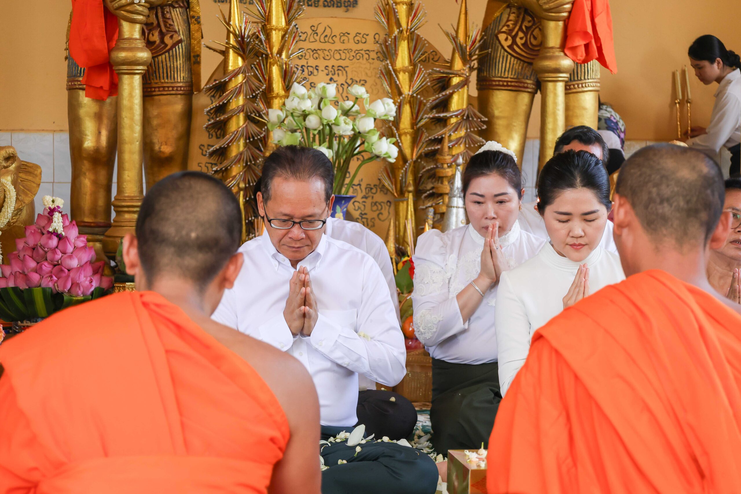 សមាគមនារីដើម្បីសន្តិភាព និងអភិវឌ្ឍន៍ ក្រសួងបរិស្ថាន រដ្ឋបាលខេត្តត្បូងឃ្មុំ ធ្វើការបួងសួងប្រសិទ្ធពរជ័យ សុំសេចក្ដីសុខចម្រើន និងជ័យជំនះ ជូនថ្នាក់ដឹកនាំ និងវីរកងទ័ពកម្ពុជា