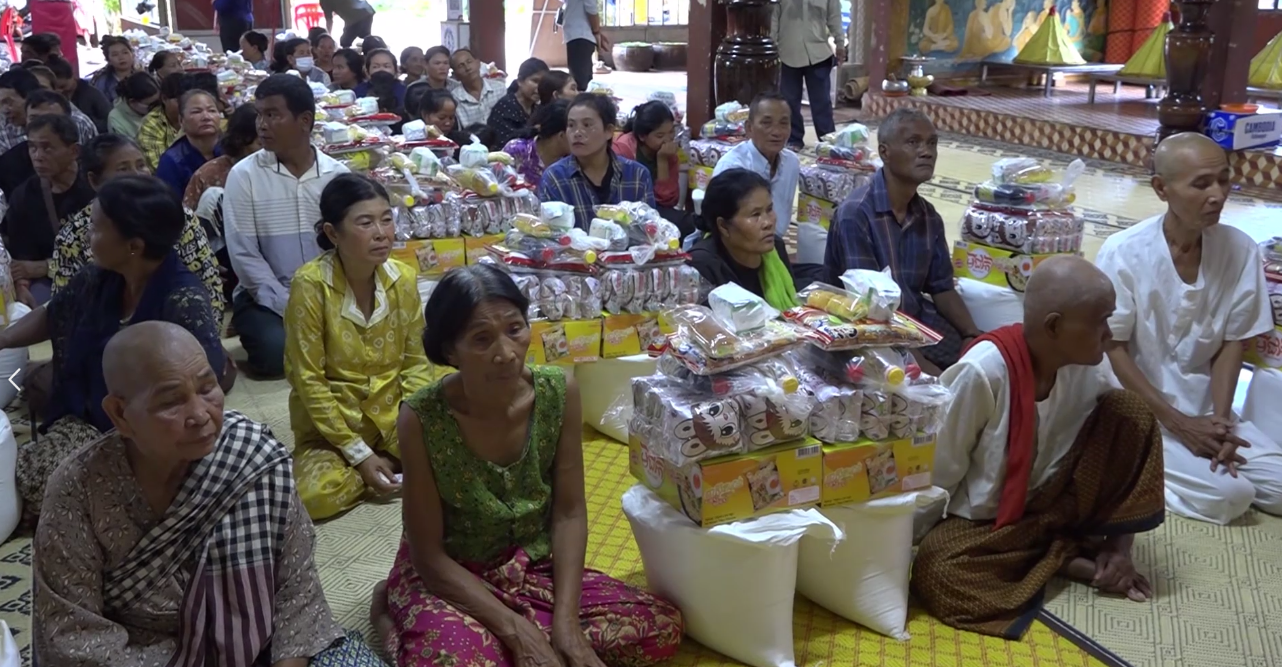 ប្រជាពលរដ្ឋមានជីវភាពខ្វះខាត ចាស់ជរា និងជនភៀសសឹក១០០គ្រួសារនៅខេត្តសៀមរាបបានអំណោយ​មនុស្សធម៌​