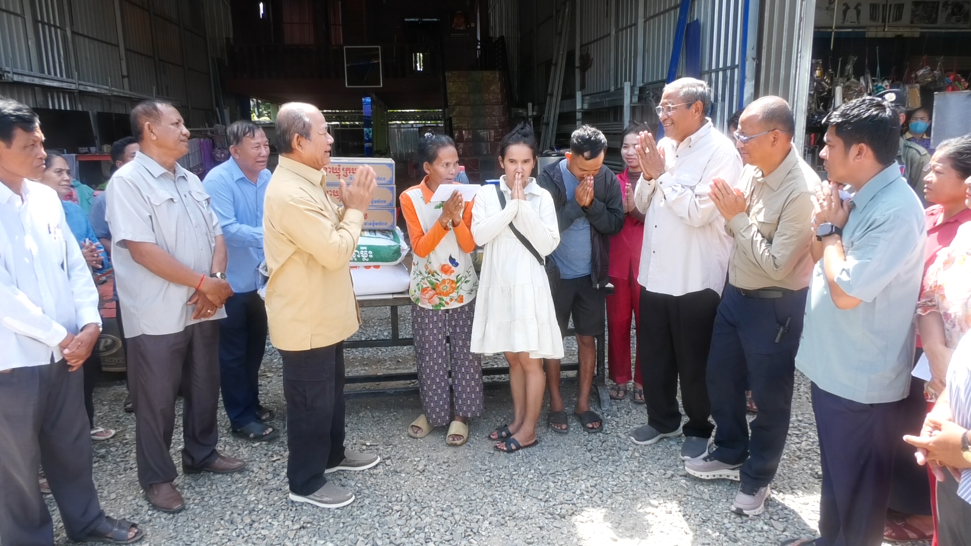 ឯកឧត្តមបណ្ឌិតសភាចារ្យ អ៊ុក រ៉ាប៊ុន អញ្ជើញសួរសុខទុក្ខប្រជាពលរដ្ឋរងគ្រោះដោយអគ្គិភ័យចំនួនពីរគ្រួសារ