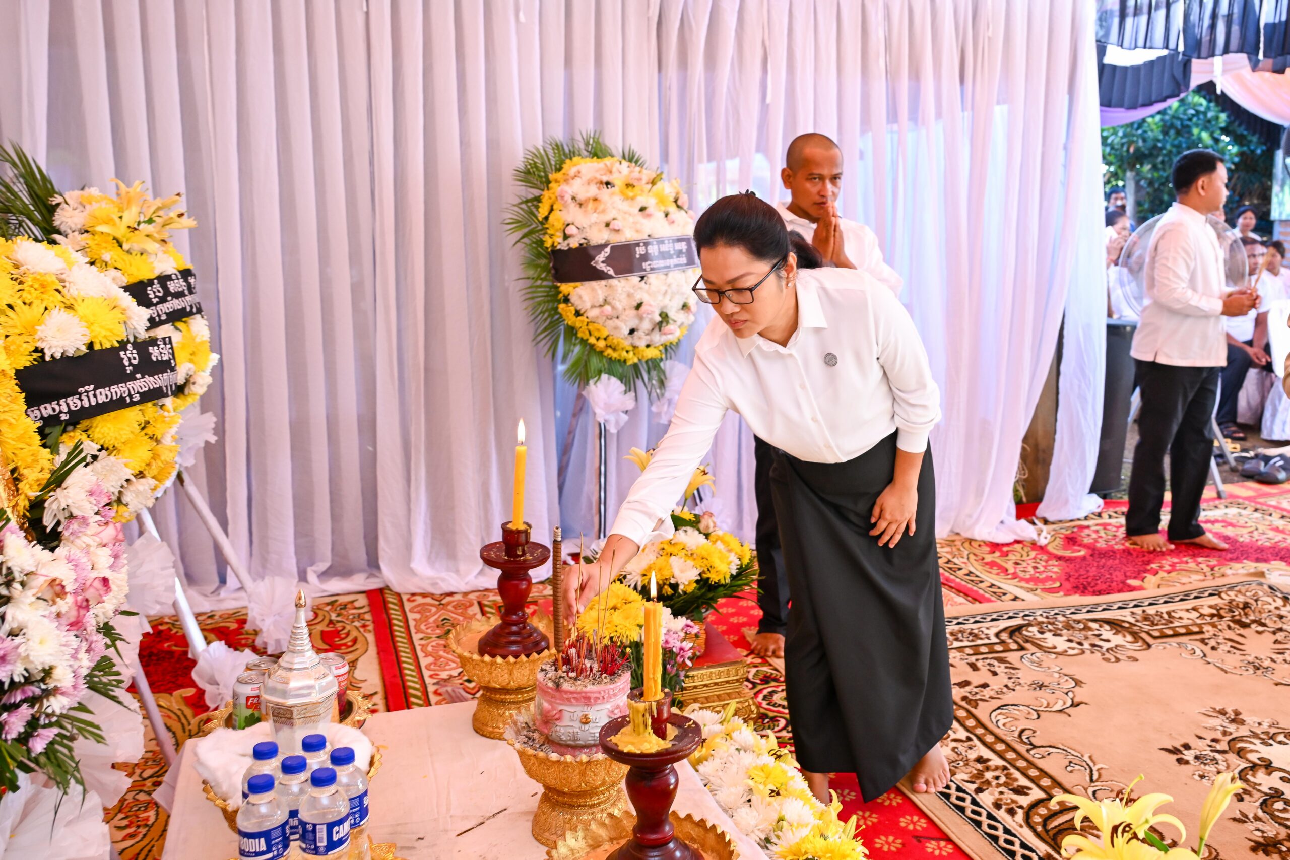 ទេសាភិបាលធនាគារជាតិ ដឹកនាំសមាគមន៍ធនាគារ និងមីក្រូហិរញ្ញវត្ថុកម្ពុជា គោរពវិញានក្ខនវិរៈកងទ័ពពលីក្នុងបុព្វហេតុ ការពារជាតិមាតុភូមិ