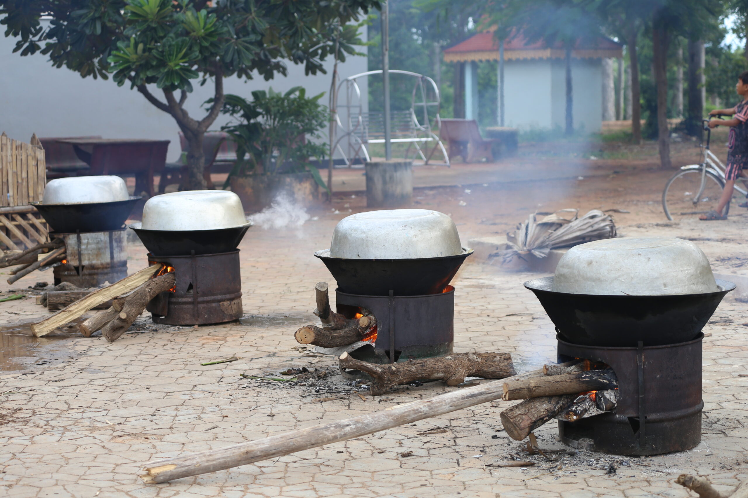 ប្រជាពលរដ្ឋនៅស្រុកសូទ្រនិគម ខេត្តសៀមរាប រួមគ្នាវេចនំអន្សមទៅផ្ដល់ជូនដល់វីរកងទ័ពជួរមុខ