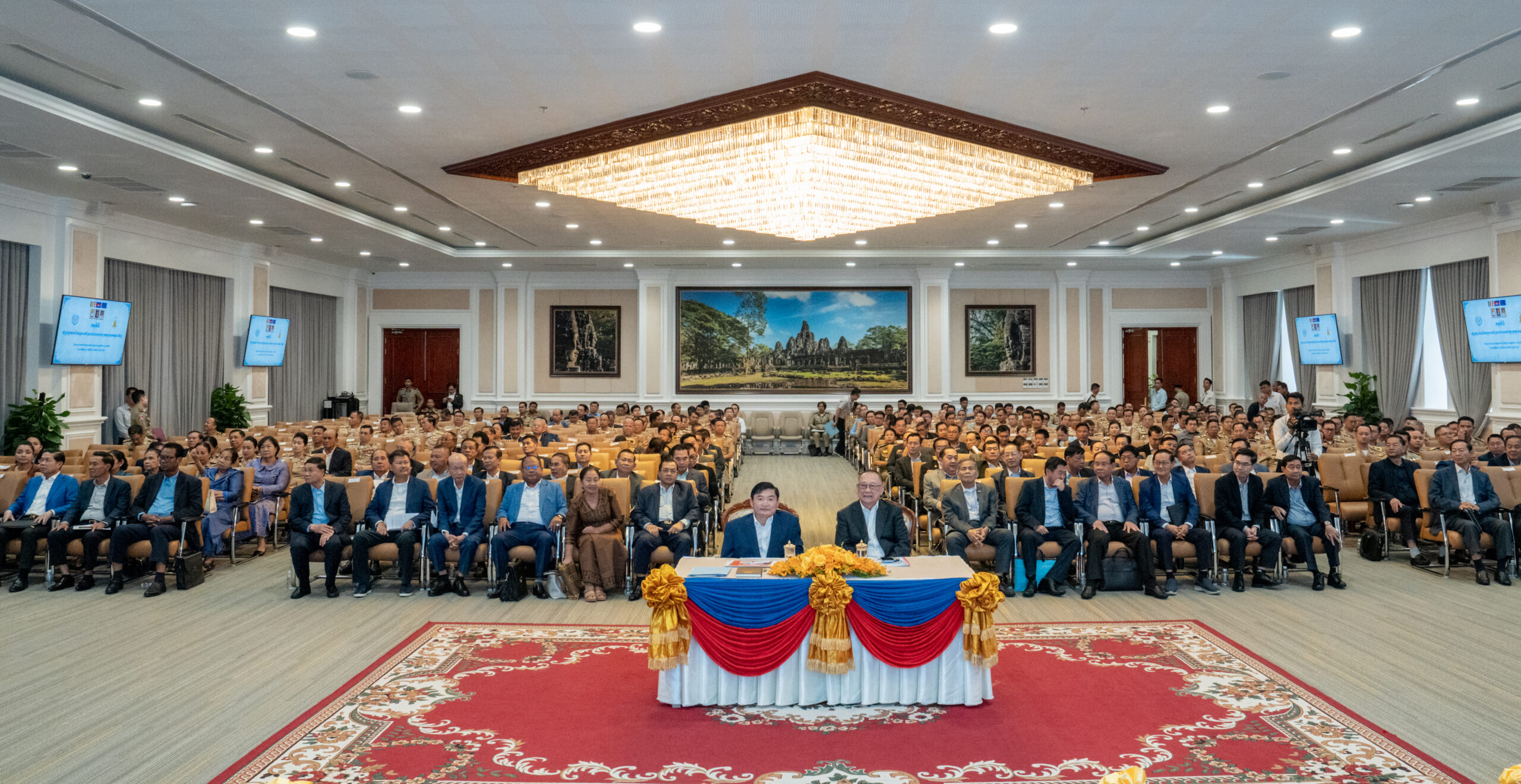 ក្រសួងមហាផ្ទៃ និងក្រសួងការងារ បន្តពង្រឹងយន្តការគាំទ្រដល់ពលករខ្មែរដែលត្រឡប់មកកម្ពុជាវិញ