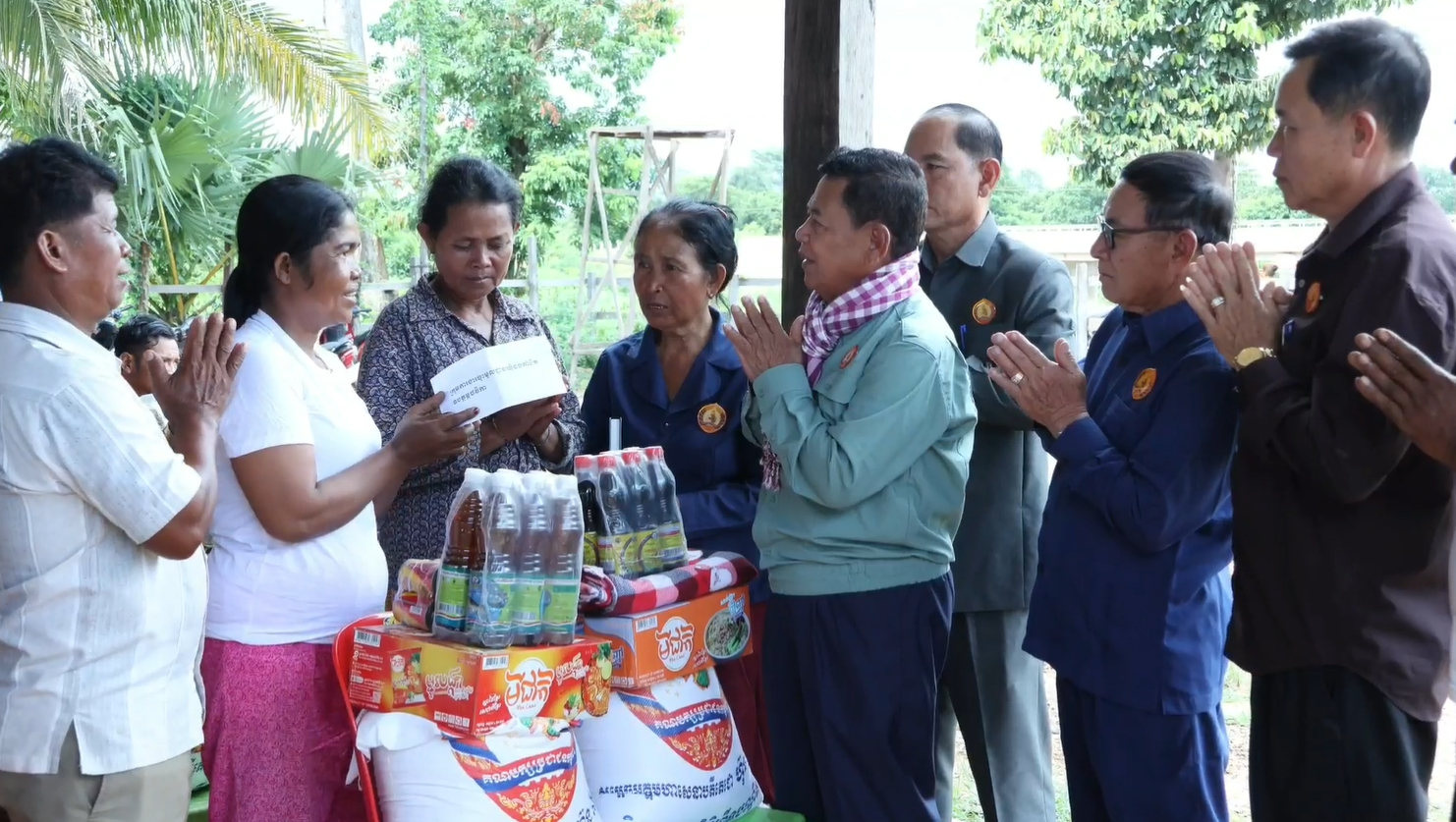 ពលករចំណាកស្រុក៣៥គ្រួសាររទទួលបានអំណោយរបស់សម្ដេចតេជោ ហ៊ុន សែន និងសម្តេចកិត្តិព្រឹទ្ធបណ្ឌិត