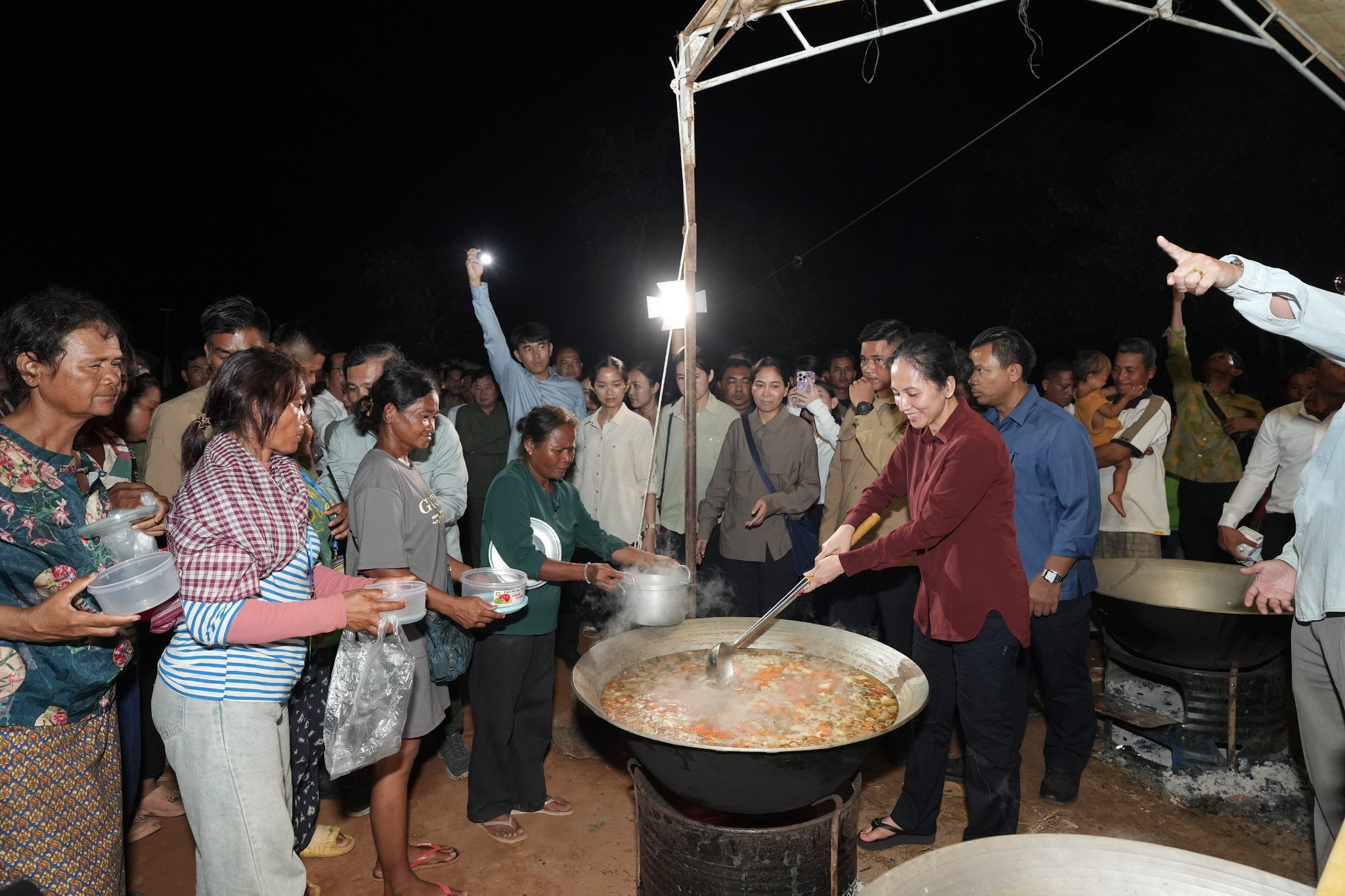 លោកជំទាវបណ្ឌិត ពេជ ចន្ទមុន្នី ហ៊ុនម៉ាណែត អញ្ជើញចុះសួរសុខទុក្ខកងទ័ព និង ជនភៀសសឹកនៅខេត្តព្រះវិហារ