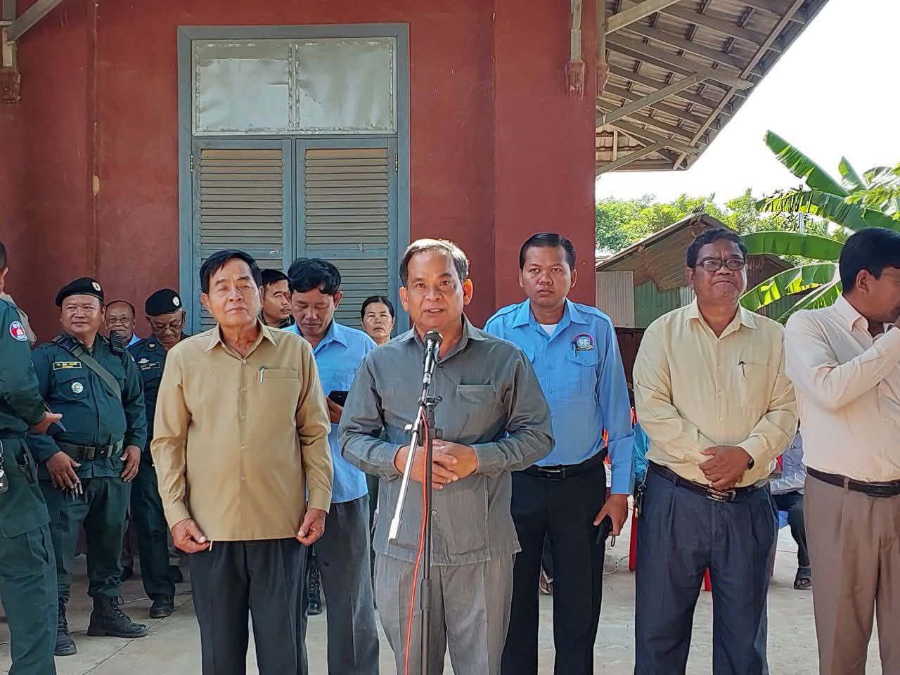 ពលរដ្ឋភៀសសឹកចំនួន ៣៩គ្រួសារ ដែលបានមកស្នាក់បណ្ដោះអាសន្ននៅស្រុកបាធាយទទួលបានអំណោយ អភិបាលខេត្តកំពង់ចាម