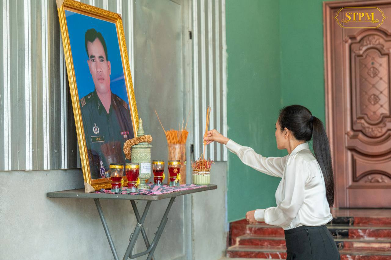 លោកជំទាវបណ្ឌិត ពេជ ចន្ទមុនី្ន ហ៊ុនម៉ាណែត អញ្ជើញគោរពវិញ្ញាណក្ខន្ធយុទ្ធជនពលី នៅខេត្តតាកែវ