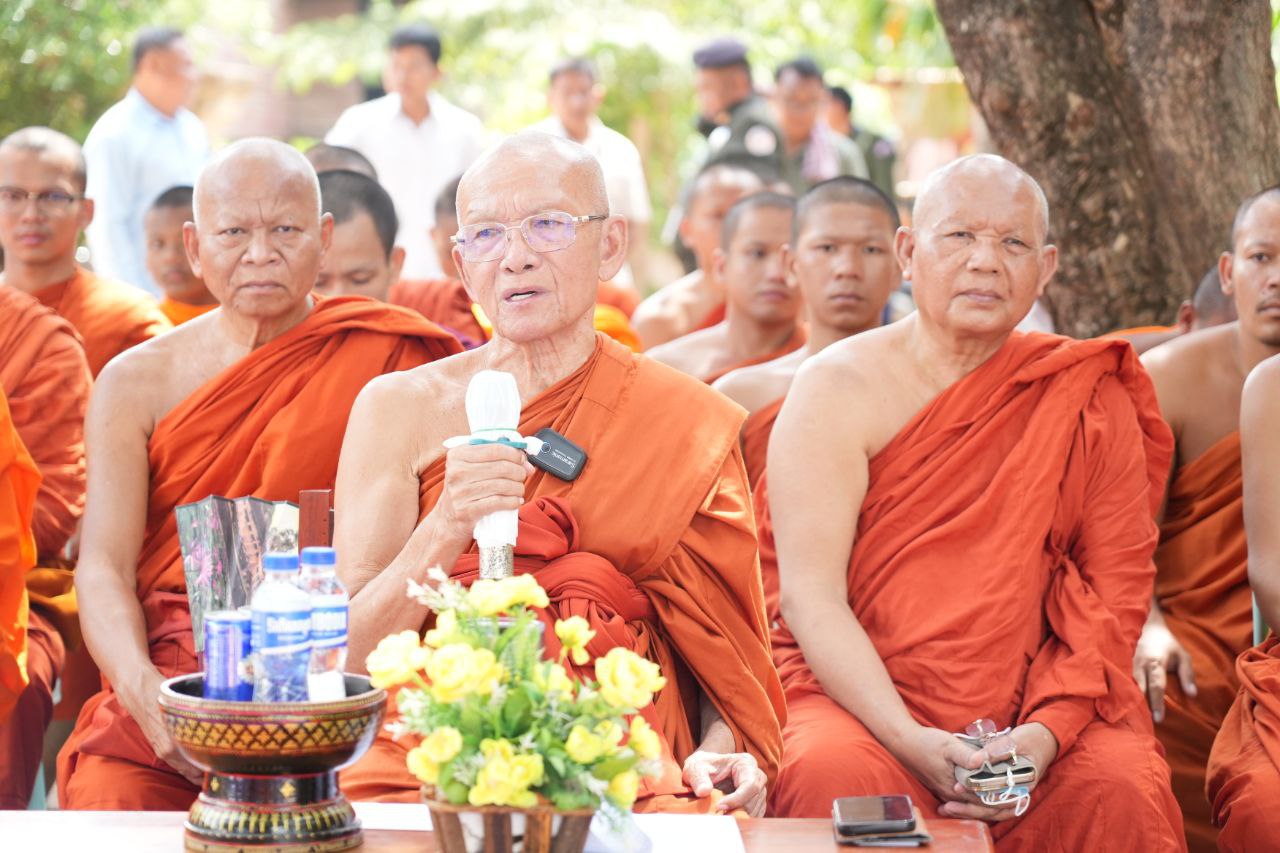 សម្ដេចព្រះព្រហ្មរតនមុនី ពិន សែម បន្តនាំយកអំណោយរបស់សប្បុរសជនចែកជូនដល់ជនភៀសសឹកមកស្នាក់នៅក្នុងខេត្តសៀមរាប