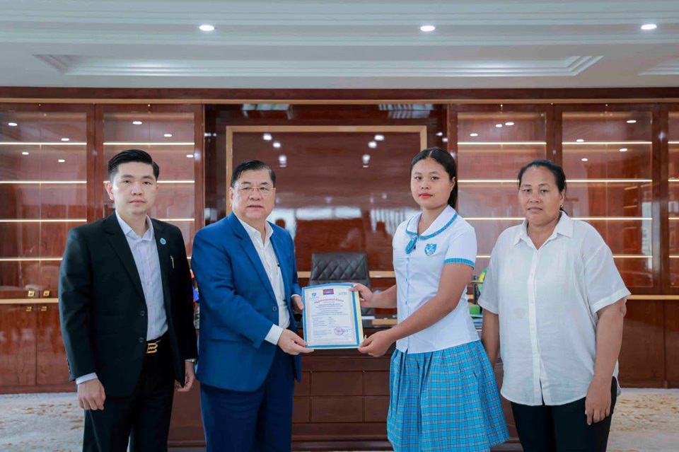 ឯកឧត្តមបណ្ឌិត លី ឆេង ផ្តល់អាហារូបករណ៍​ពិសេស១០០% រយៈពេល១២ឆ្នាំ ដល់​កូនស្រី បង្កើត​លោកអនុសេនីយ៍ឯក ពោ វៃ ដែល​ពលី​ក្នុង​បុព្វហេតុ​ការពារ​បូរណភាព​ទឹកដី