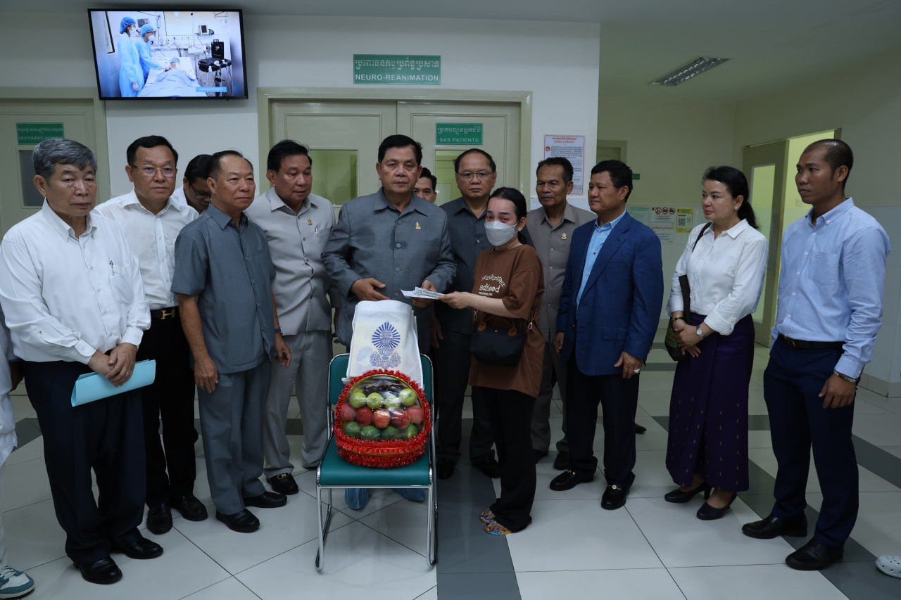 អនុប្រធានទី១ព្រឹទ្ធសភា ចុះសួរសុខទុក្ខវីរយុទ្ធជនរងរបួស ក្នុងពេលប្រយុទ្ធ ជាមួយកងទ័ពឈ្លានពានថៃ នៅតាមមន្ទីរពេទ្យជាតិចំនួន៤ ក្នុងរាជធានីភ្នំពេញ