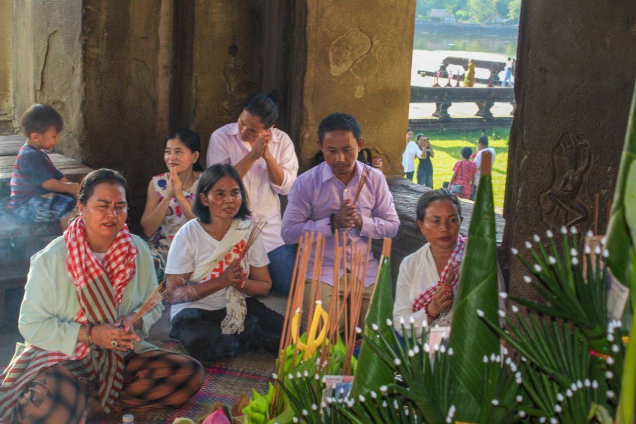 ពលរដ្ឋខ្មែរនៅតែមានជំនឿមុតមាំ លើបារមីអង្គរដោយនាំគ្នាអុជធូបបន់ស្រន់ជាប់ជានិច្ច ពិសេសអំឡុងពេលមានសង្រ្គាមជាមួយថៃ អ្នកមានជំនឿចូលបន់ស្រន់កាន់តែច្រើន