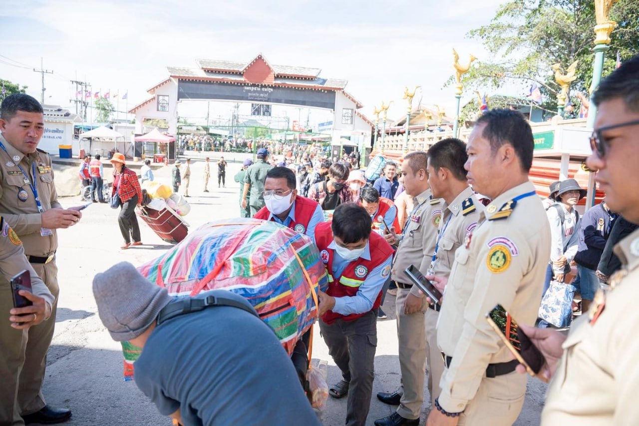 រយៈពេល ៧ថ្ងៃ ក្រោយមានបទឈប់បាញ់ មានពលករខ្មែរជាង ១៤ម៉ឺននាក់ បានវិលត្រឡប់មកពីប្រទេសថៃតាមច្រកអន្តរជាតិដូង ខេត្តបាត់ដំបង និងបន្តសម្រុកមកបន្ថែមទៀតនៅថ្ងៃនេះ ។