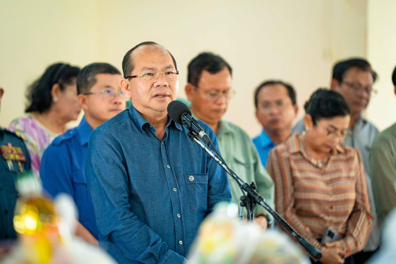 អភិបាលខេត្តកំពតអញ្ជើញសំណេះសំណាលនិងនាំយកអំណោយទៅជូនគ្រួសារវីរកងទ័ពជួរមុខនៅស្រុងដងទង់ និងក្រុងកំពត