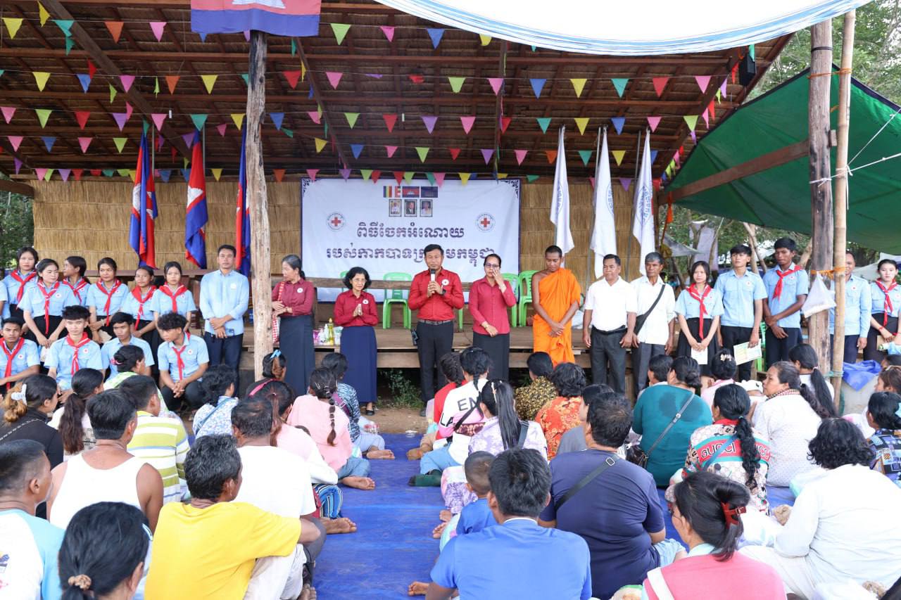 ជនភៀសសឹកចំនួន ៥៥០គ្រួសារ នៅក្នុងវត្តឆែប និងវត្តដងផ្លិត ក្នុងខេត្តព្រះវិហារ បានទទួលព្រះរាជអំណោយរបស់សម្តេចព្រះមហាក្សត្រី ព្រះវររាជមាតាជាតិខ្មែរ តាមរយៈកាកបាទក្រហមកម្ពុជា