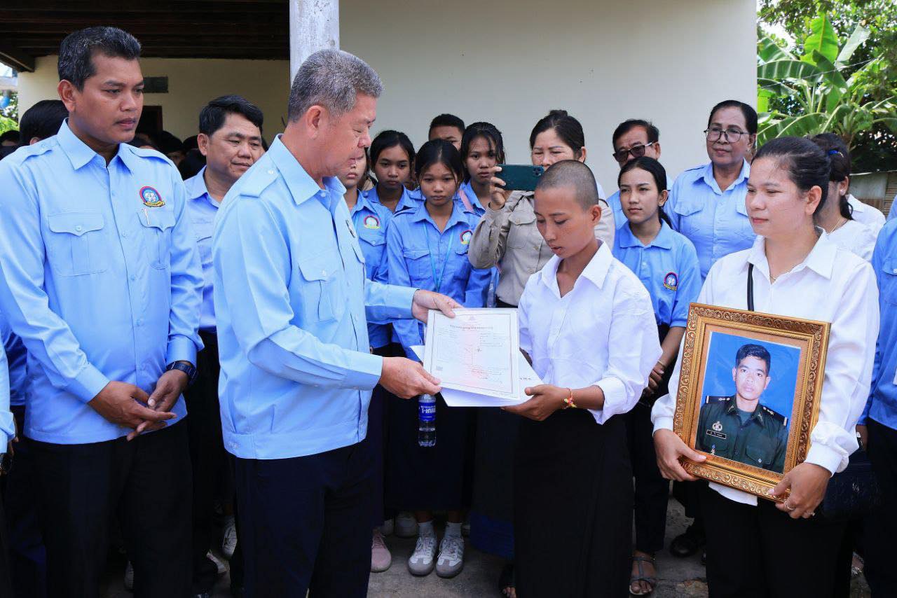 ឯកឧត្តម គួច ចំរើន ទិញដី និងកាត់ឈ្មោះប្លង់រឹងជូនភរិយាសព រិន វាសនា យុទ្ធជពលីសមរភូមិប្រយុទ្ធតំបន់មុំបីខេត្តព្រះវិហារ