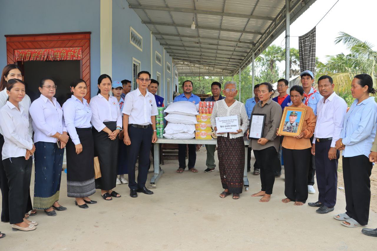 សម្តេចកិត្តិព្រឹទ្ធបណ្ឌិត​ ប៊ុន​ រ៉ានី​ ហ៊ុនសែន​ ចាត់តំណាងចូលរួមគោរពវិញ្ញាណក្ខន្ធ និងរំលែកទុក្ខយ៉ាងក្រៀមក្រំបំផុតជាមួយក្រុមគ្រួសារសព ព្រិន្ទបាលឯក សំរិទ្ធ ព្រី ដែលបានពលីក្នុងសមរភូមិ