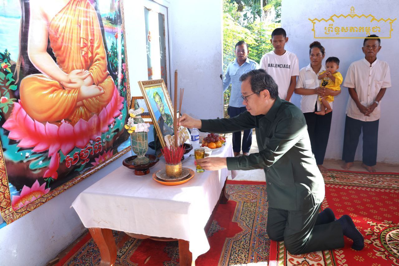 អនុប្រធានទី២ ព្រឹទ្ធសភា អញ្ជើញគោរពវិញ្ញាណក្ខន្ធយុទ្ធជនពលី ក្នុងពេលបំពេញបេសកកម្មការពារអធិបតេយ្យ និងបូរណភាពទឹកដី