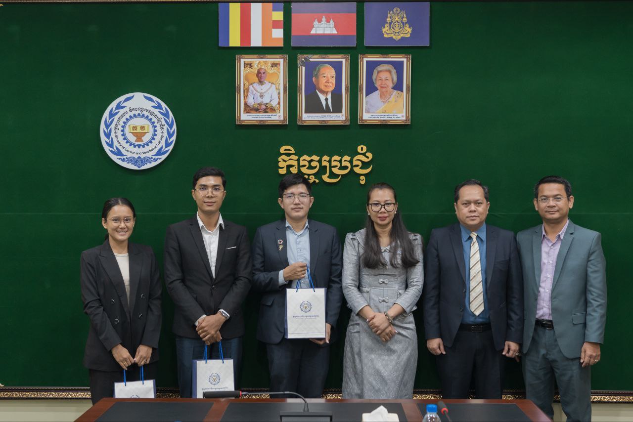 ក្រសួងការងារលើកទឹកចិត្តដល់និស្សិតជ័យលាភីទៅសិក្សានៅអៀរឡង់ត្រូវខិតខំឱ្យក្លាយជាមូលធនមនុស្សប្រកបដោយសក្តានុពល​ក្នុងយុគសម័យឌីជីថល