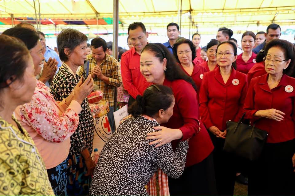 សម្តេចកិត្តិព្រឹទ្ធបណ្ឌិត ប៊ុន រ៉ានី ហ៊ុនសែន នាំយកអំណោយមនុស្សធម៌ ផ្តល់ជូនជនភៀសសឹក ២.៣៨៤គ្រួសារ មកពីតាមបណ្តាខេត្តមួយចំនួន ដែលមកស្នាក់នៅបណ្តោះអាសន្នក្នុងខេត្តកំពង់ធំ
