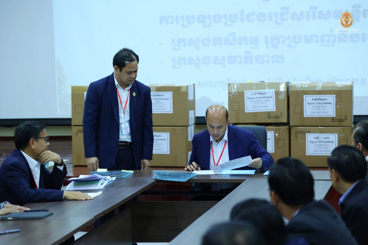 ឯកឧត្តមឧបនាយករដ្ឋមន្ត្រី ហ៊ុន ម៉ានី បានចុះហត្ថលេខាលើលទ្ធផលនៃការប្រឡងប្រជែងជ្រើសរើសមន្ត្រីកសិកម្មឃុំ និងមន្ត្រីបច្ចេកទេសវិជ្ជាជីវៈសុខាភិបាល