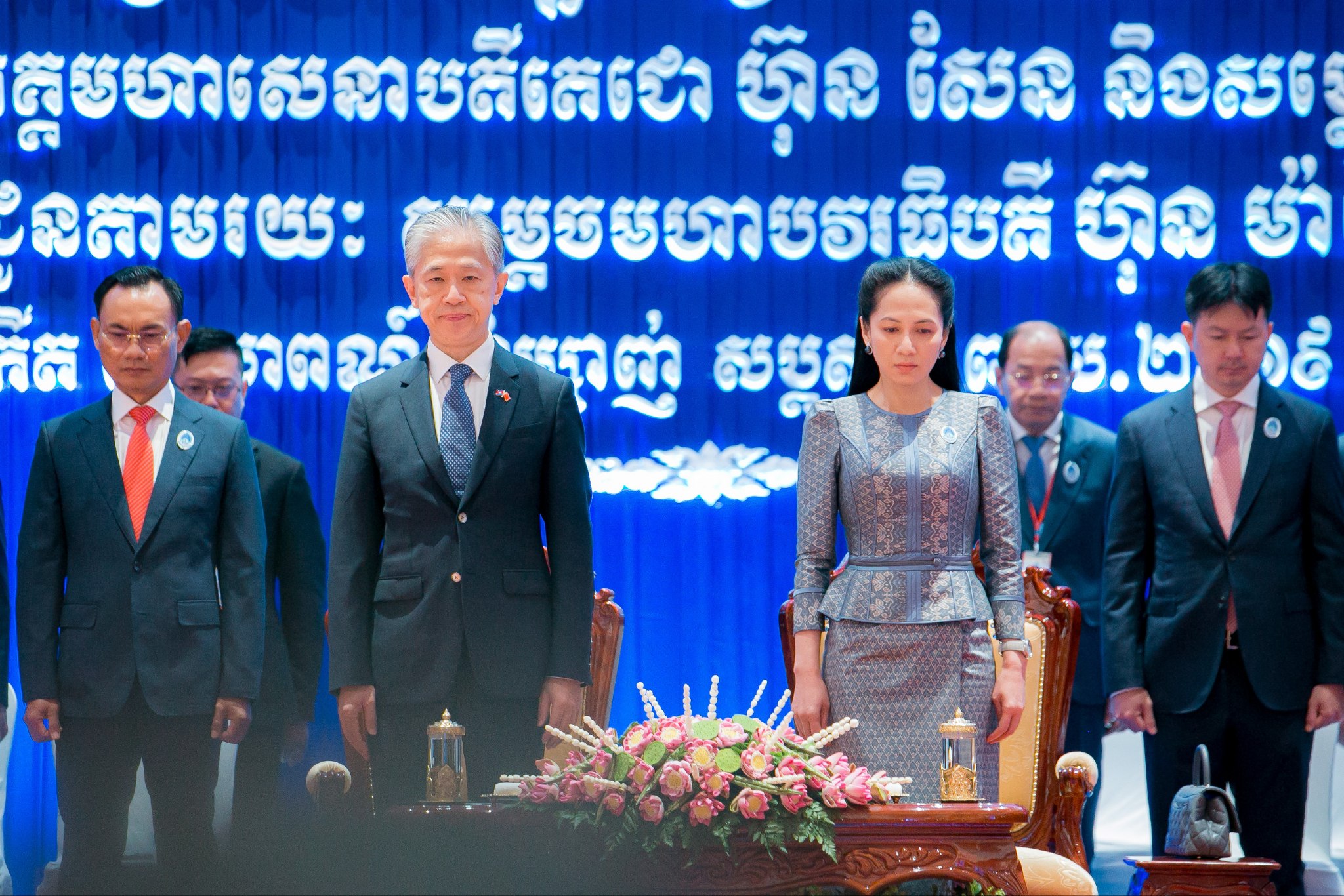 លោកជំទាវបណ្ឌិត ពេជ ចន្ទមុន្នី អញ្ជើញសំណេះសំណាលជាមួយនិស្សិតជ័យលាភីអាហារូបករណ៍សម្ដេចអគ្គមហាសេនាបតីតេជោ ហ៊ុន សែន និងសម្ដេចកិត្តិព្រឹទ្ធបណ្ឌិត