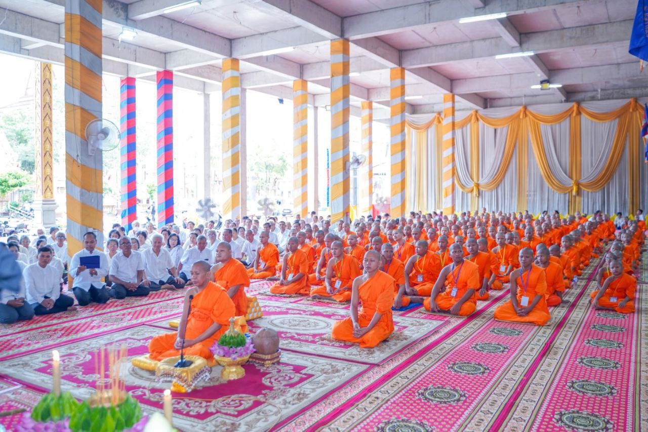 ព្រះសង្ឃនិងពុទ្ធបរិស័ទខេត្តកំពង់ធំជាង៥០០ អង្គនិងនាក់ ប្រារព្ធពិធីបង្សុកូលនិងសមាធិដើម្បីឧទ្ទិសមហាកុសលជូនដល់វីរកងទ័ព