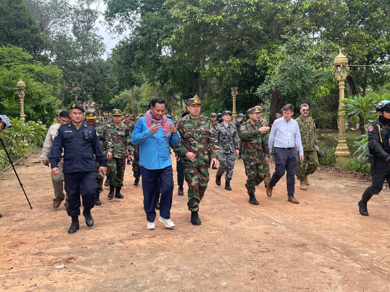 ក្រុមអនុព័ន្ធយោធាបរទេស កំពុងចុះពិនិត្យទីតាំងជនស៊ីវិលដែលទទួលរងការវាយប្រហារដោយកងទ័ពថៃ នៅស្រុកបន្ទាយអំពិល ខេត្តឧត្តរមានជ័យ