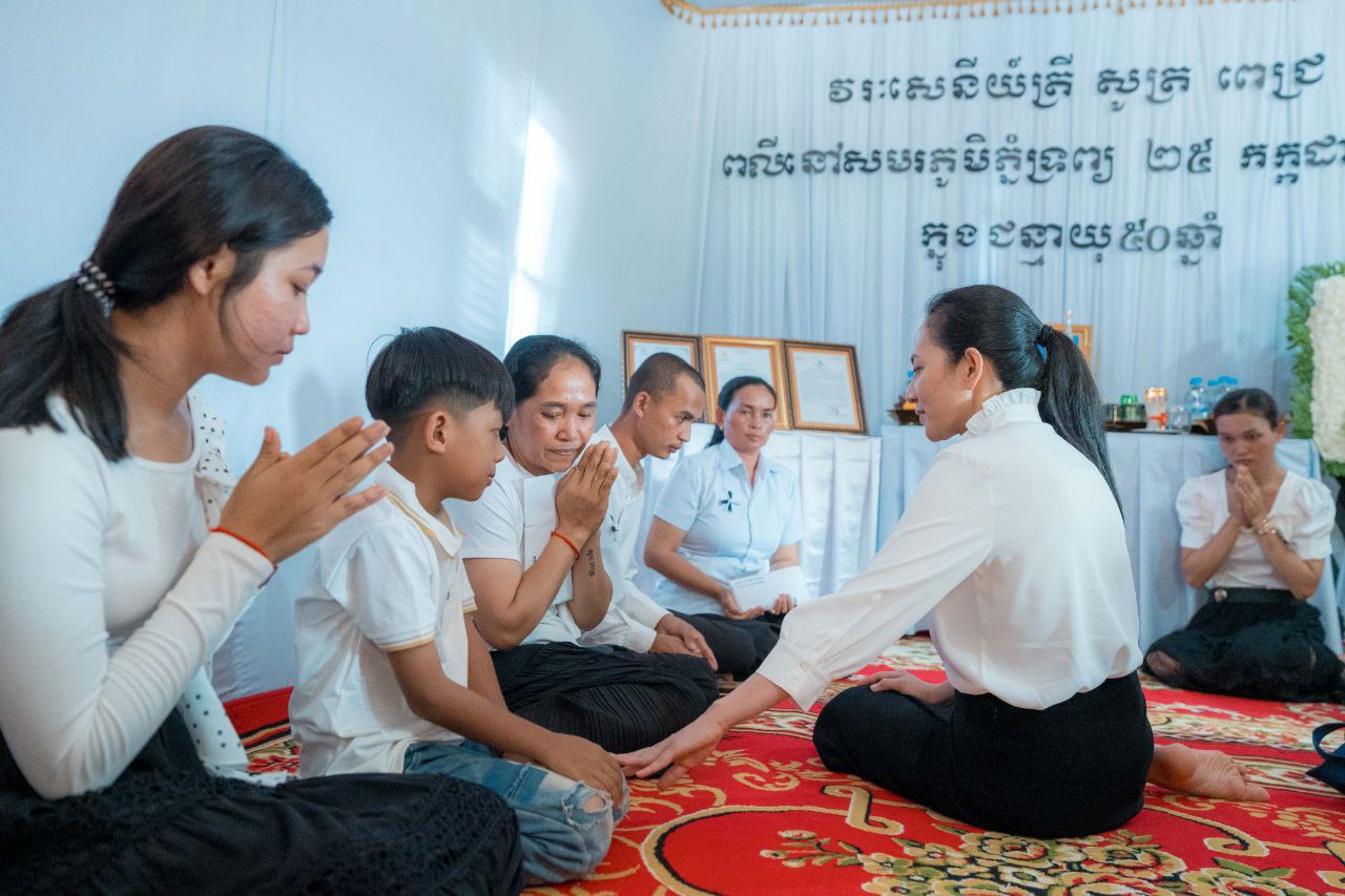 លោកជំទាវបណ្ឌិត ពេជ ចន្ទមុន្នី ដឹកនាំក្រុមការងារ គោរពវិញ្ញាណក្ខន្ធ យុទ្ធជនពលីក្នុងសមរភូមិមុខ នៅខេត្តកំពង់ស្ពឺ ខេត្តកំពត និងខេត្តកែប