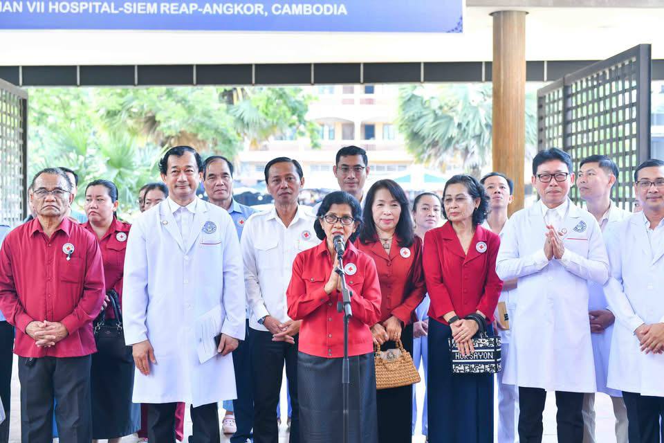 កុមារ និងស្ត្រីត្រៀមសម្រាល និងសម្រាលកូនរួច ដែលជាគ្រួសារយុទ្ធជន ២៧០នាក់ កំពុងសម្រាកព្យាបាលនៅមន្ទីរពេទ្យជ័យវរ្ម័នទី៧ ខេត្តសៀមរាប ទទួលការយកចិត្តទុក្ខដាក់ពីកាកបាទក្រហមកម្ពុជា