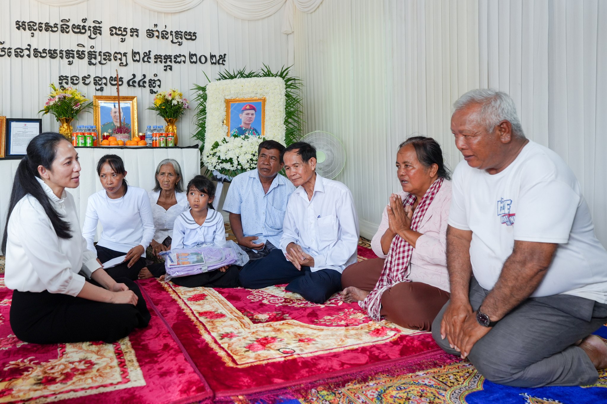 លោកជំទាវបណ្ឌិត ពេជ ចន្ទមុន្នី ចូលរួមបុណ្យសព និងសួរសុខទុក្ខក្រុមគ្រួសារ​យោធិន​ពលីក្នុងខេត្តចំនួន៣