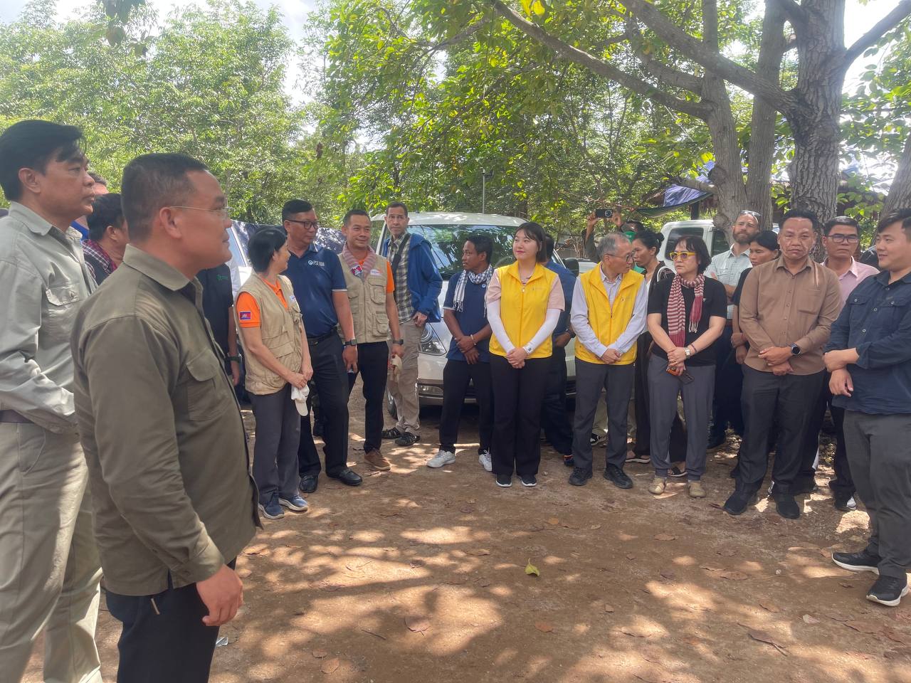 ក្រុមអង្គការសង្គមស៊ីវិលចំនួន៤៣ស្ថាប័នរួម៧៤នាក់ចុះពិនិត្យជនភៀសសឹកនៅវត្តភ្នំកំបោរ ស្ថិតក្នុងក្រុងសំរោង ខេត្ត ឧត្តរមានជ័យ