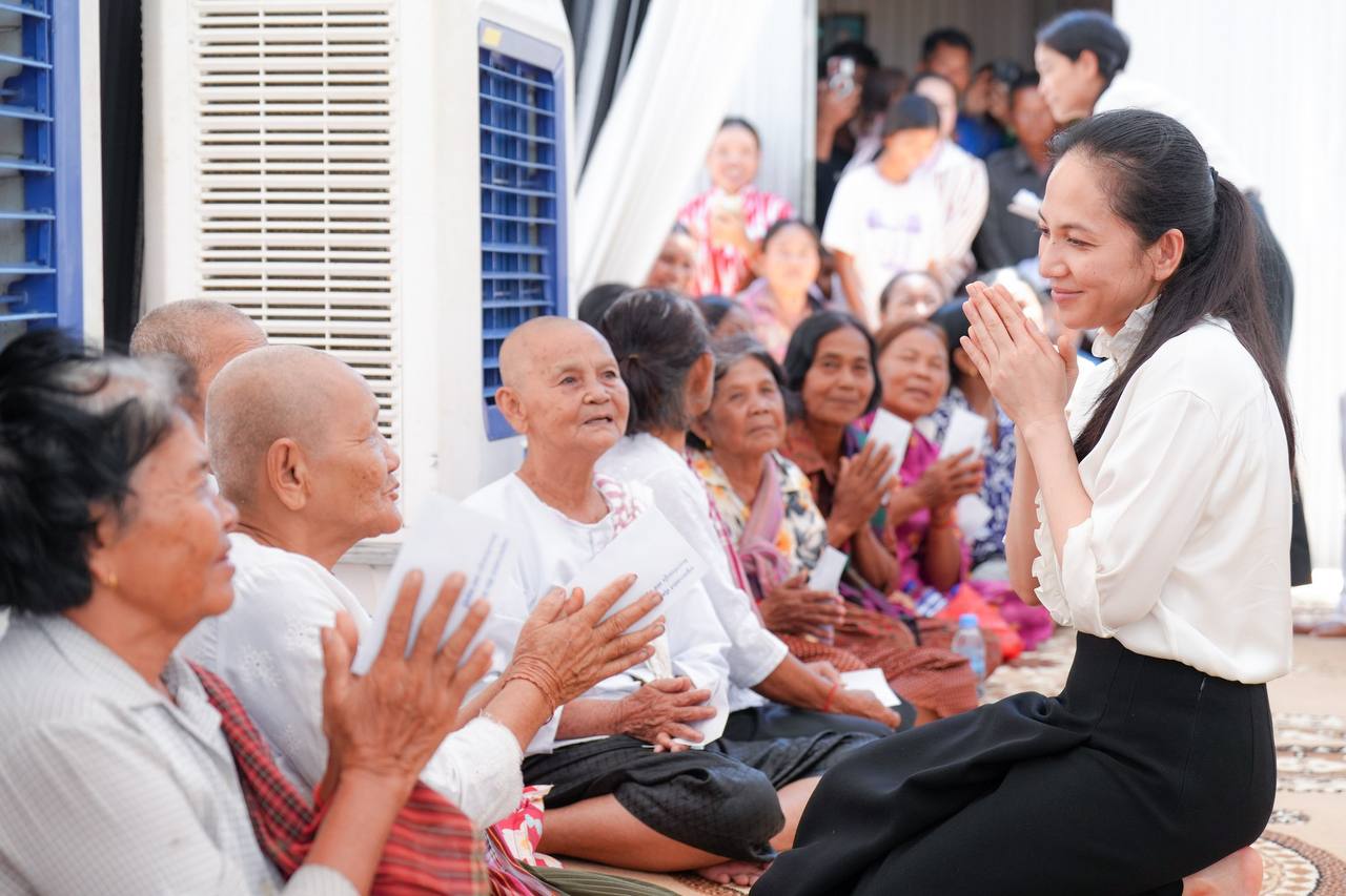 លោកជំទាវបណ្ឌិត ពេជ ចន្ទមុន្នី ដឹកនាំក្រុមការងារ គោរពវិញ្ញាណក្ខន្ធ វីរយុទ្ធជនពលីនៅសមរភូមិមុខ នៅខេត្តព្រៃវែង និងខេត្តស្វាយរៀង