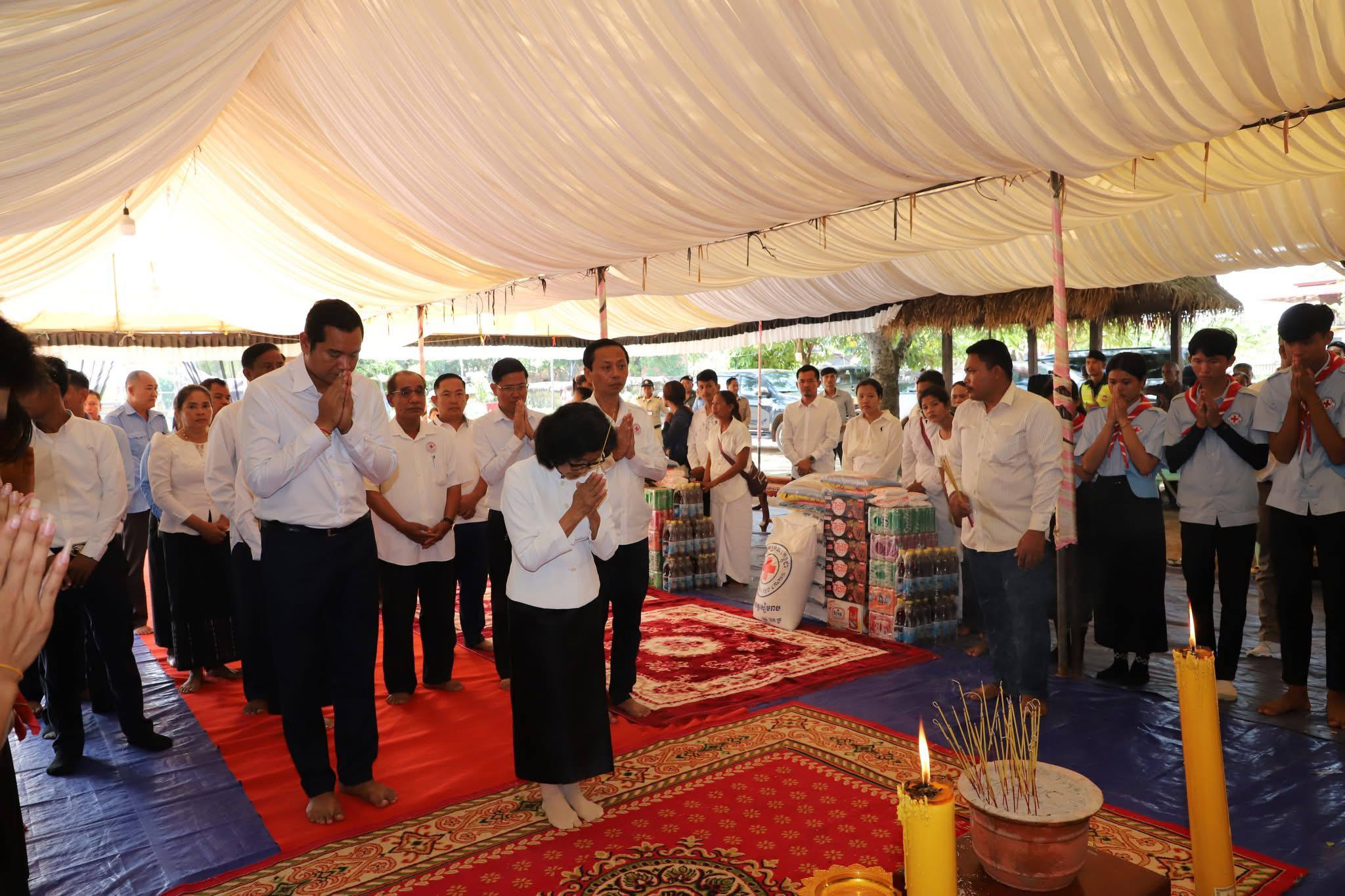 សម្តេចប្រធានកាកបាទក្រហមកម្ពុជា ចាត់តំណាងចូលរួមរំលែកទុក្ខជាមួយក្រុមគ្រួសារសពយុទ្ធជនពលីក្នុងសមរភូមិចំនួន ៣រូប កំពុងធ្វើបុណ្យនៅវត្តស្វាយលើ ស្រុកស្វាយលើ ខេត្តសៀមរាប