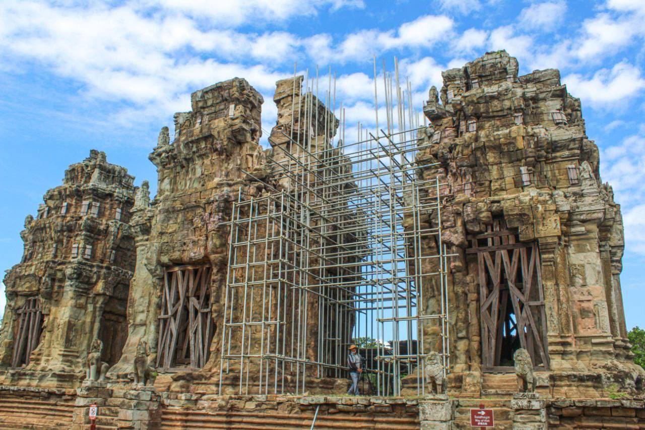 អ្នកជំនាញ ធ្វើការទល់ទ្រសង្គ្រោះប្រាសាទភ្នំក្រោម ដែលកំពុងទទួលរងហានិភ័យធ្ងន់ធ្ងរ