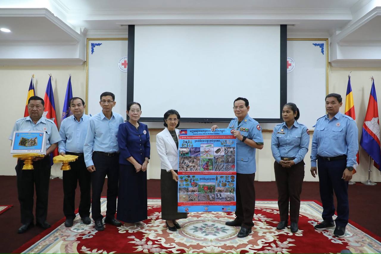 មន្ត្រី បុគ្គលិក និង យុវជនកាកបាទក្រហមកម្ពុជា ទទួលបានចំណេះដឹងបន្ថែមពីវគ្គផ្សព្វផ្សាយស្តីពី «គ្រាប់មីន គ្រាប់មិនទាន់ផ្ទុះ និងសារធាតុពុល ដែលប្រើប្រាស់ក្នុងជម្លោះប្រដាប់អាវុធ»
