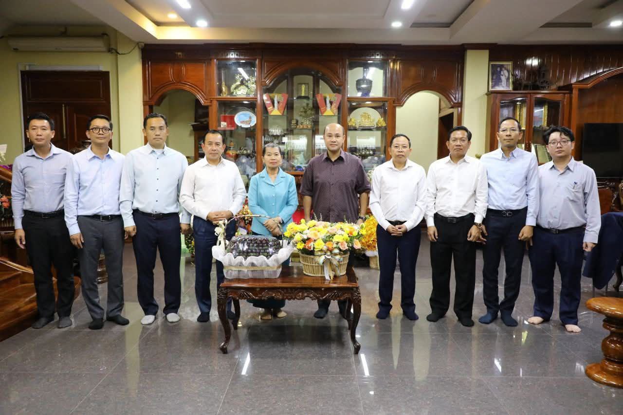 ឯកឧត្តម ហ៊ុន ម៉ានី អញ្ជើញគោរពជូនពរ សម្តេចកិត្តិសង្គហបណ្ឌិត ម៉ែន សំអន ក្នុងឱកាសនៃពិធីចម្រើនជន្មាយុ