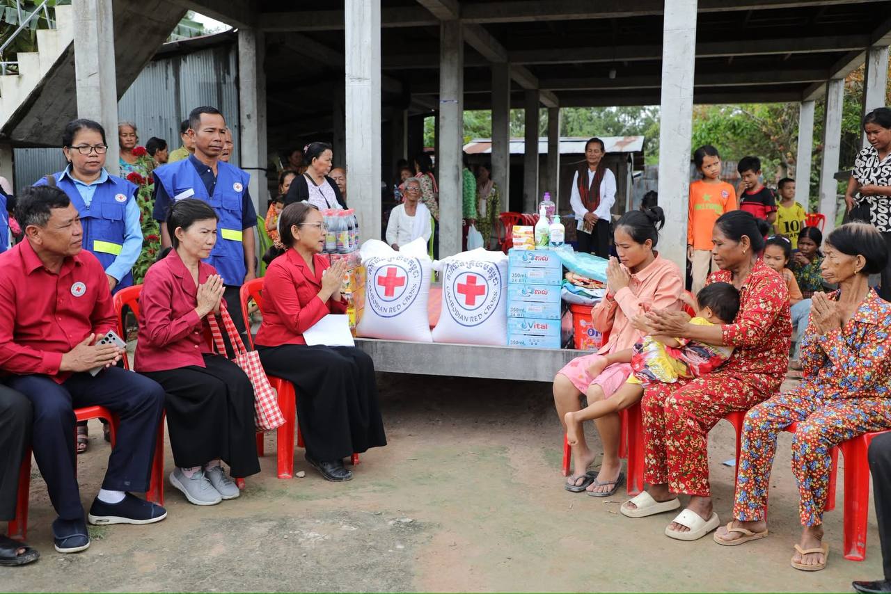សម្តេចកិត្តិព្រឹទ្ធបណ្ឌិត ប៊ុន រ៉ានី ហ៊ុនសែន ចាត់មន្ត្រីចុះសួរសុខទុក្ខ និងផ្តល់អំណោយមនុស្សធម៌ជូនភរិយា និងក្រុមគ្រួសាររបស់វីរៈយុទ្ធជន ១រូប រស់នៅខេត្តស្វាយរៀង ដែលត្រូវទ័ពថៃចាប់ខ្លួន ក្រោយមានបទឈប់បាញ់ចូលជាធរមាន