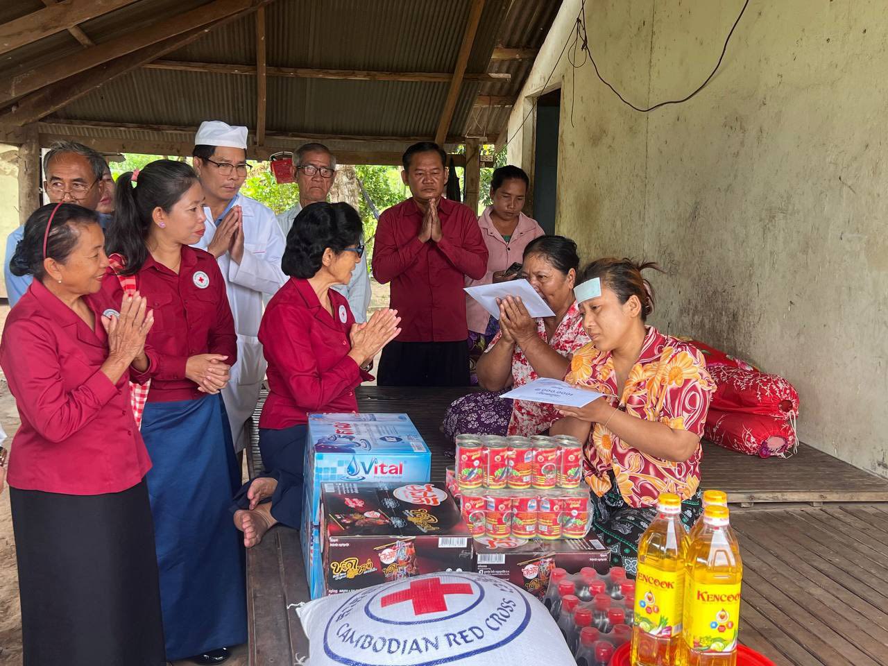 សម្តេចកិត្តិព្រឹទ្ធបណ្ឌិត ចាត់មន្ត្រីចុះសួរសុខទុក្ខ និងផ្តល់អំណោយគ្រួសារវីរៈយុទ្ធជន ១រូប រស់នៅខេត្តកំពត ដែលត្រូវបានចាប់ខ្លួនក្រោយបទឈប់បាញ់